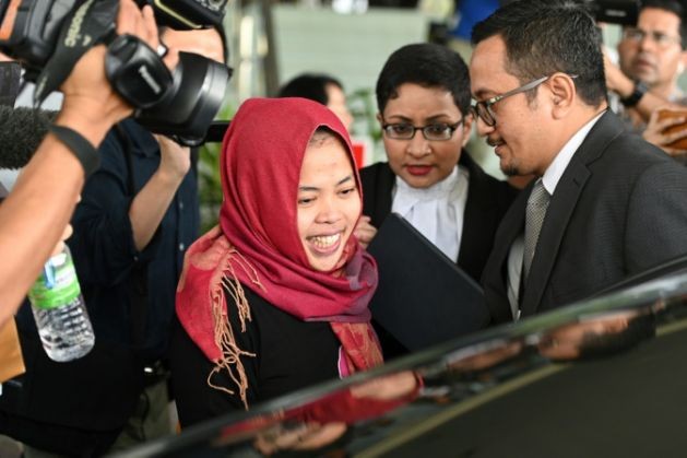 印尼籍被告西蒂‧艾莎（中）獲釋後，神情疲憊但喜悅。（圖源：AP）