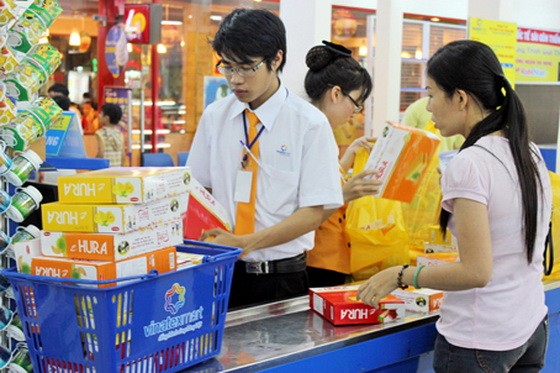 消費者在超市購買商品。（圖源：互聯網）