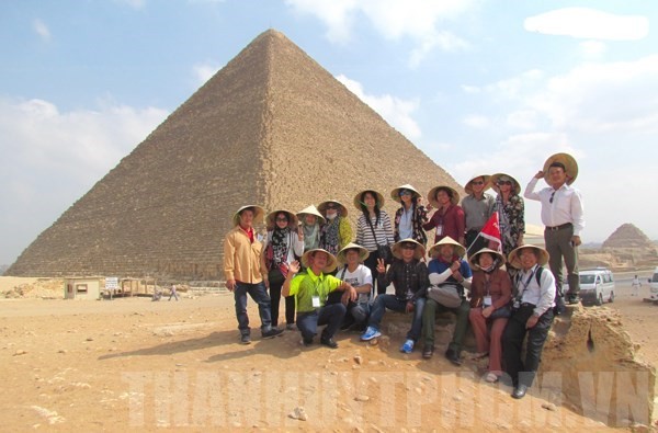 越南遊客在埃及金字塔旅遊勝地合影留念。（圖源：市黨部新聞網）