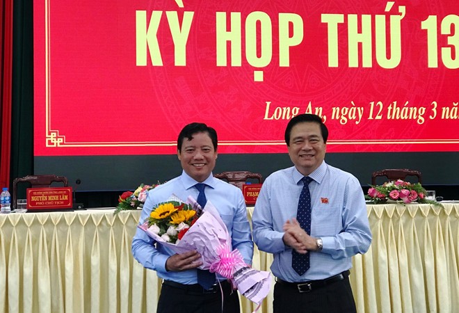 隆安省省委書記范文讓（右）向范晉和同志贈送鮮花表示祝賀。（圖源：北平）