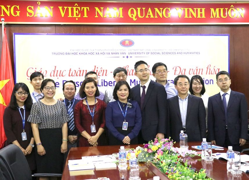市人文社科大學領導與中國社會科學院國家文化研究中心代表團合影留念。