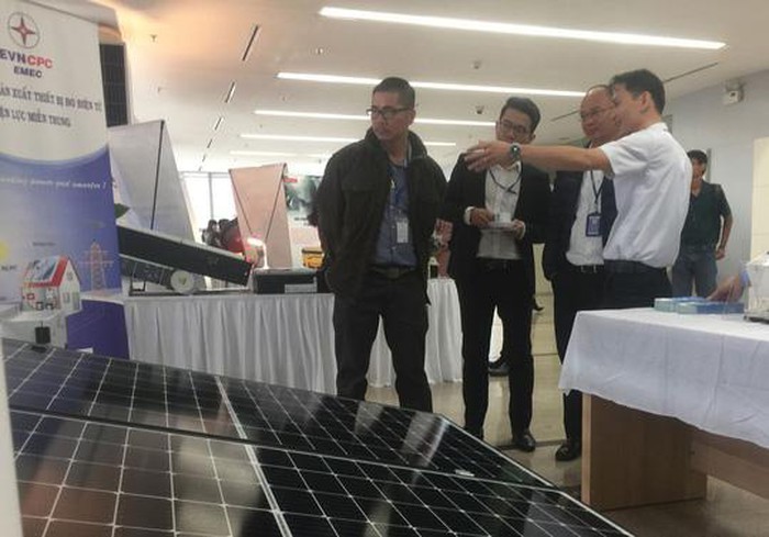 各企業介紹太陽能電板。