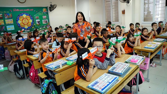 阮秋賢老師在河內昇龍小學１Ｃ班授課。