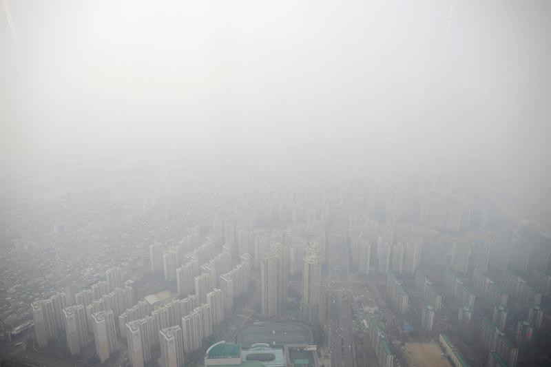 韓國本月初連續多天遭遇嚴重霧霾天氣。圖為在首爾，從高樓望向市區，只見灰濛蒙的一片。 （圖源：路透社）