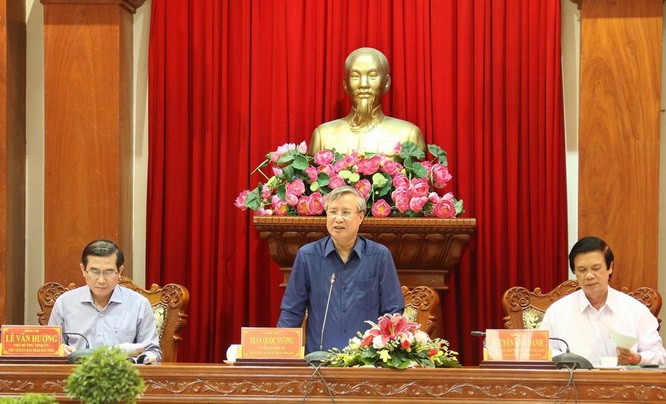 黨中央書記處常務書記陳國旺（中）在會上發表講話。（圖源：越通社）