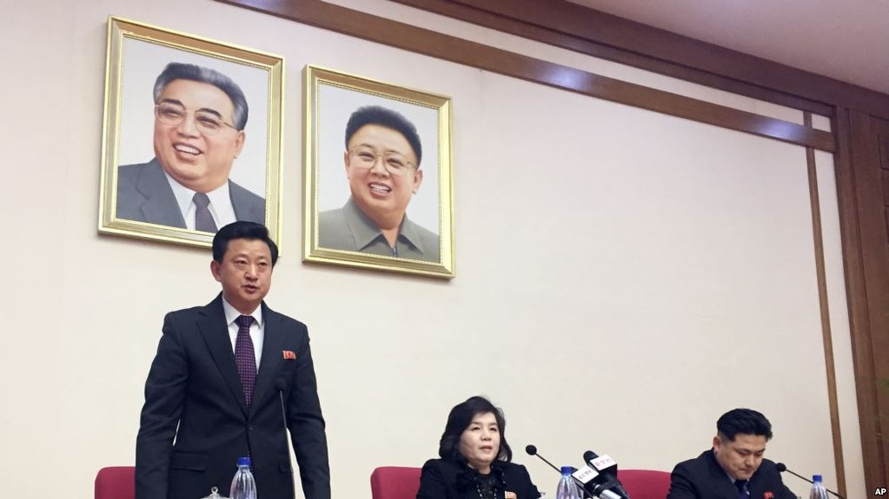 朝鮮外務省副相崔善姬（中）15日在平壤緊急召開記者會。（圖源：互聯網）