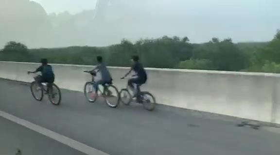 3名少年在本市-隆城-油曳高速公路上騎自行車。（圖源：N.K）
