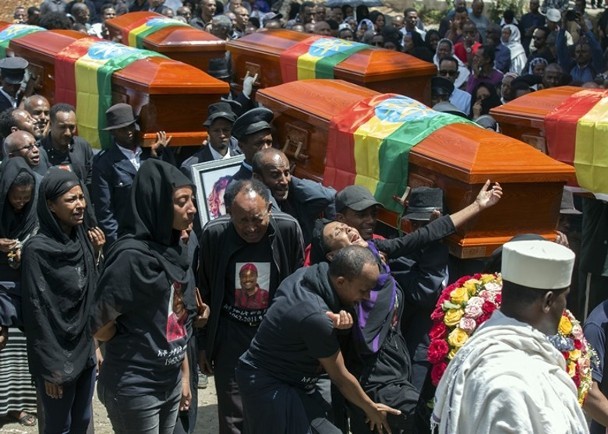 為空棺送行的死者家屬表現哀傷。（圖源：AP）