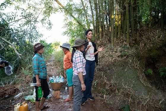 越南小姐赫姮尼依與地方政府前往考察村裡若干地點的水源。（圖源：秋香）