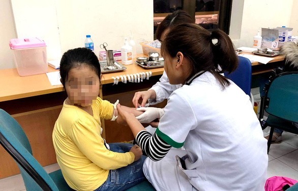 北寧省順城縣的1名小學生獲送至中央熱帶病醫院抽血做條蟲檢驗。（圖源：翠英）