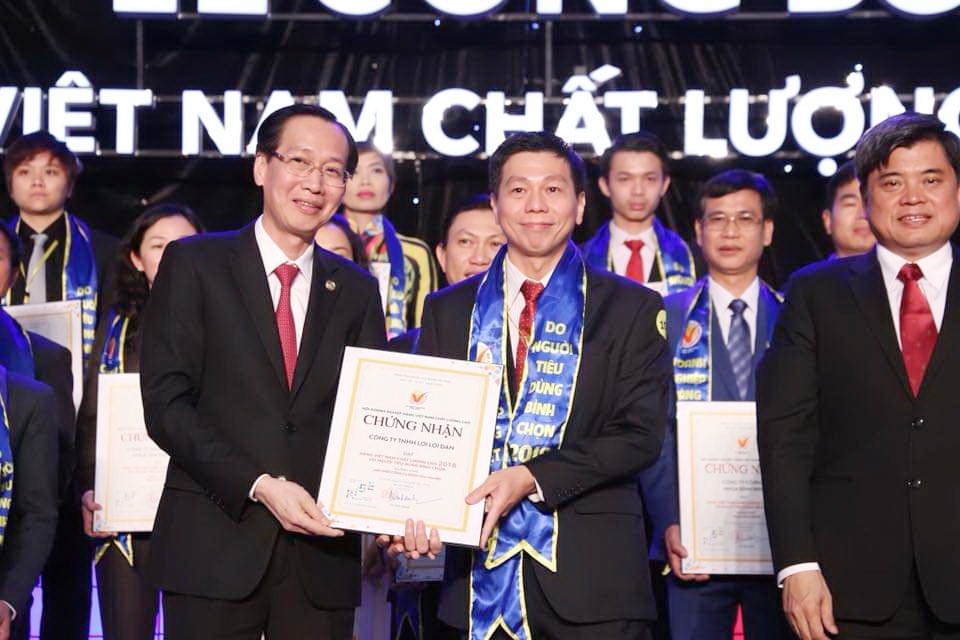 市領導頒發優質國貨證書給華人企業家陳偉民。