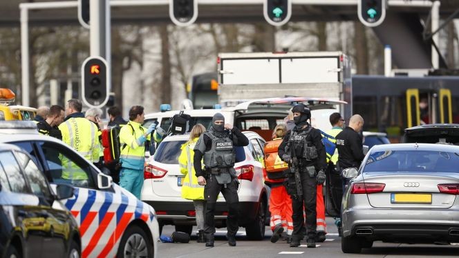 荷蘭烏得勒支槍擊案：圖為3月18日警員及救援人員在案發後來到名為24 Oktoberplace的車站展開調查及救援工作。（圖源：AFP）