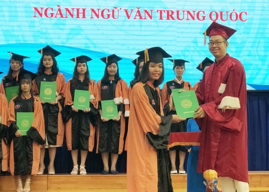 中國語文學系副主任張家權頒發畢業證書。
