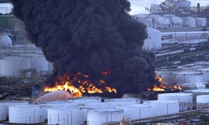 當地時間3月19日，美國休斯敦郊區一油庫起火進入第三天。當地消防局官員表示，目前無法確定石化儲存企業ITC公司在迪爾帕克油庫的火災還將持續幾天。（圖源：AP）