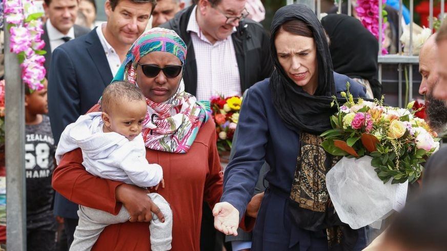 新西蘭總理阿德恩(右)在清真寺探望悼念者。（圖源：Getty Images）