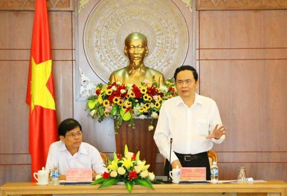 越南祖國陣線中央委員會主席陳清敏（右）在會議上致詞。（圖源：雲清）