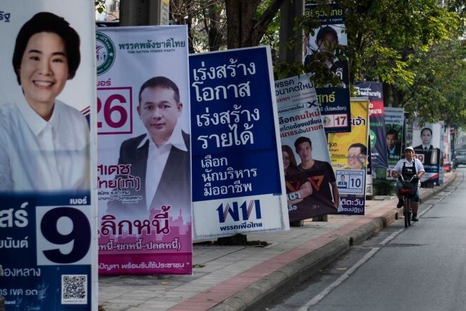泰國大選最後直路，街上擺放了大量候選人的宣傳海報。（圖源：AFP）