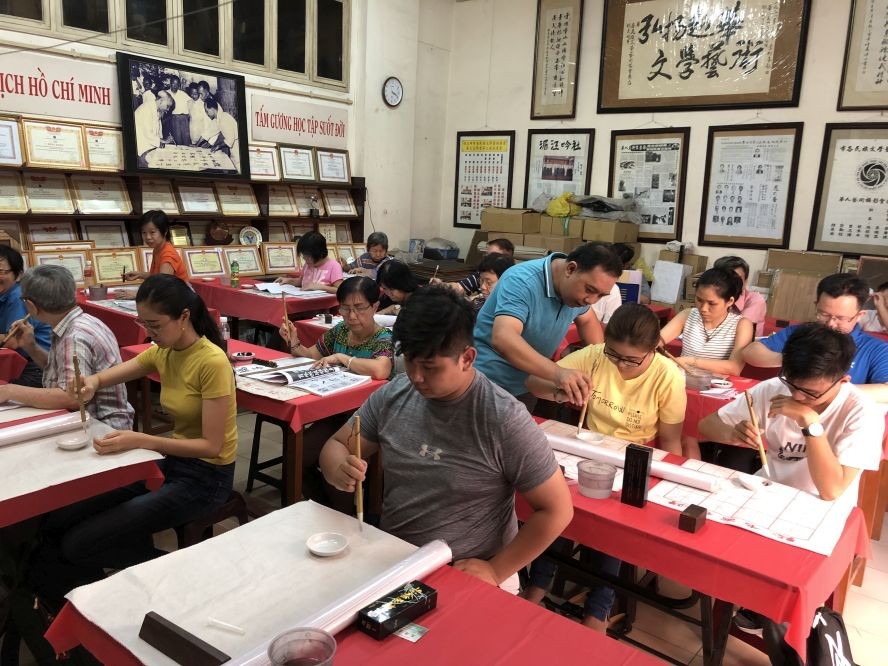 林漢城書法家向學員介紹書法的概念及執筆的技巧。