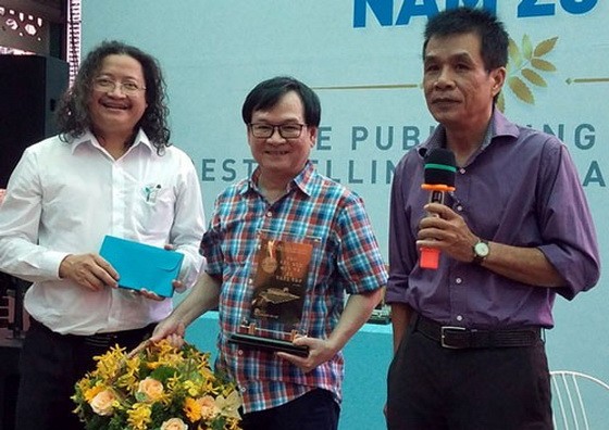 阮日映作家（中）榮獲2018年最暢銷書籍獎項。（圖源：藍田）