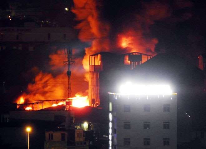 起火後約10分鐘，火勢籠罩整個倉庫。（圖源：視頻截圖）