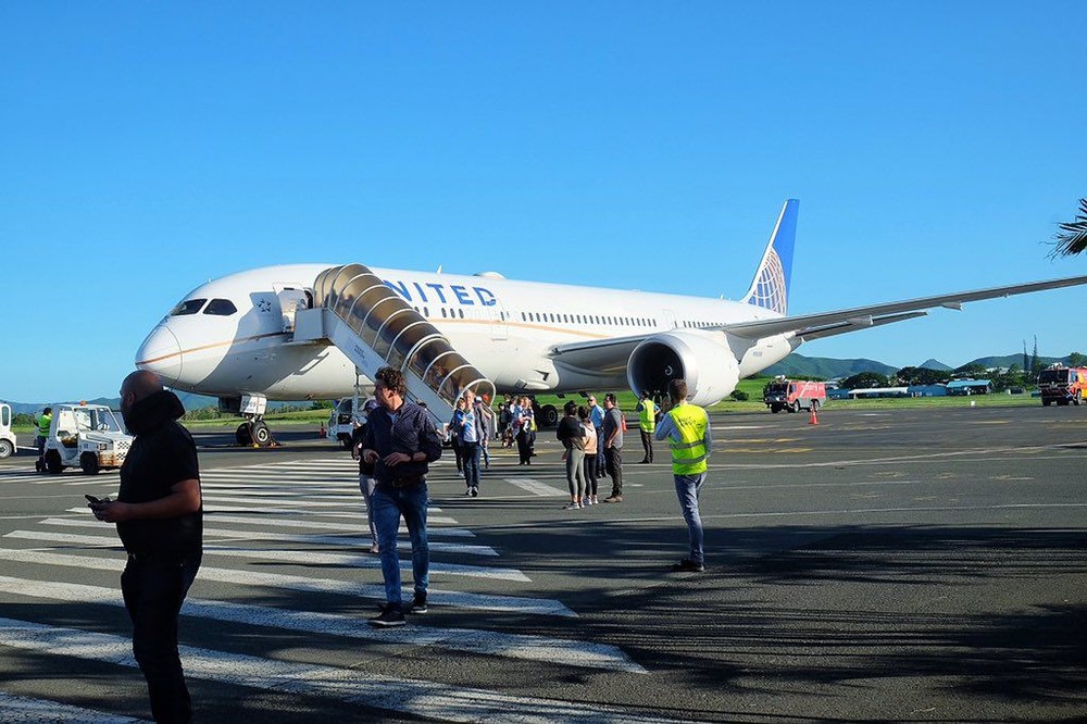 美聯航波音787客機傳駕駛艙冒煙，緊急轉降新喀里多尼亞。（圖源：推特）