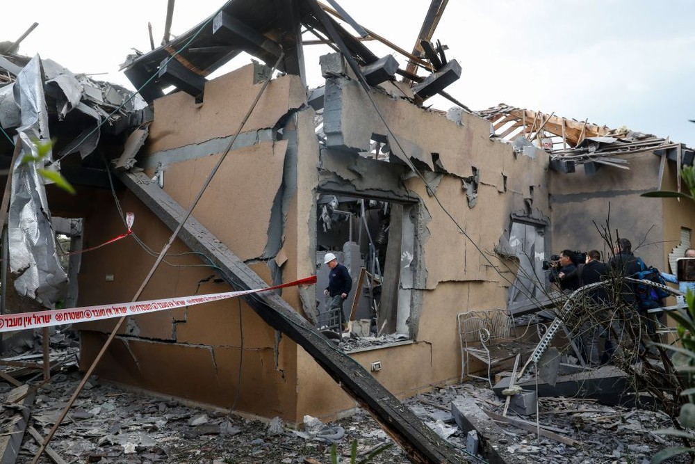 一枚火箭彈擊中了特拉維夫以北一個居民點中的一棟房屋。（圖源：AFP）