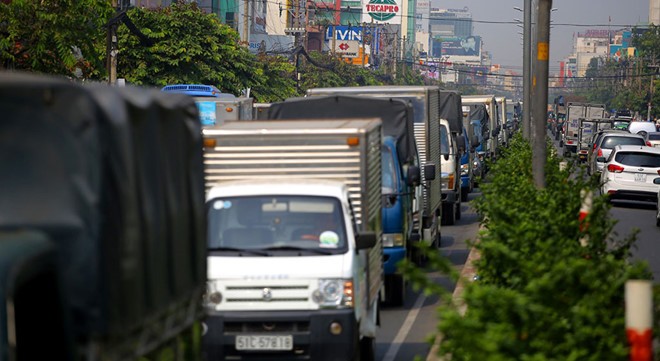 市人委會准許部分卡車在市區行駛。圖為在市區行駛的卡車。（圖源：玉陽）