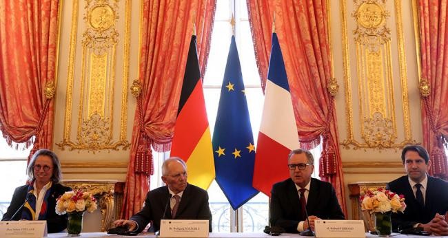 法國國民議會與德國聯邦議院3月25日在巴黎簽定協議，正式創立“法德聯合議會”。法國國民議會議長費朗（右二）與德國聯邦議院議長朔伊布勒（右三）當天簽署了這個兩國國會協議。 （圖片來源：AFP）