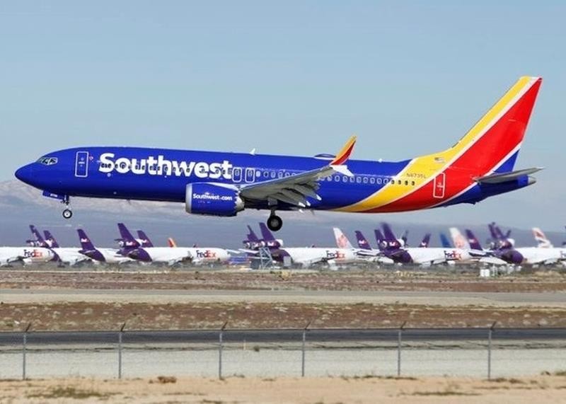一架沒有載客的西南航空波音737 MAX8客機出現引擎故障，需要折返佛羅里達州奧蘭多機場並緊急降落。（圖源：AP）
