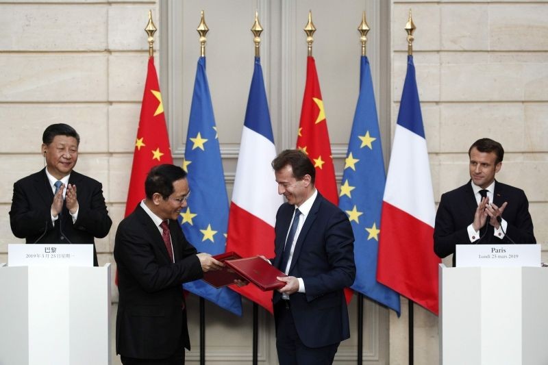 國家主席習近平（左）與法國總統馬克龍（右）共同見證中法雙方簽訂採購空中巴士協議，所涉總額約2730億港元。（圖源：AFP）