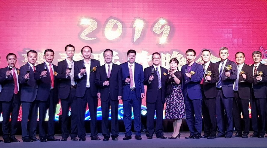吳駿總領事（左六）與越南中國商會胡志明市分會理監事上台敬酒。