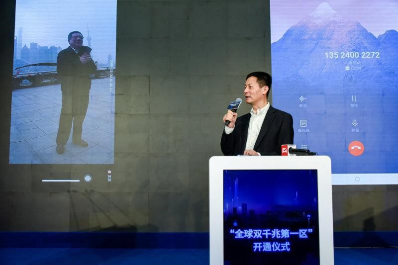 上海市副市長吳清3月30日在虹口足球場撥通了首個5G手機通話。（圖源：互聯網）