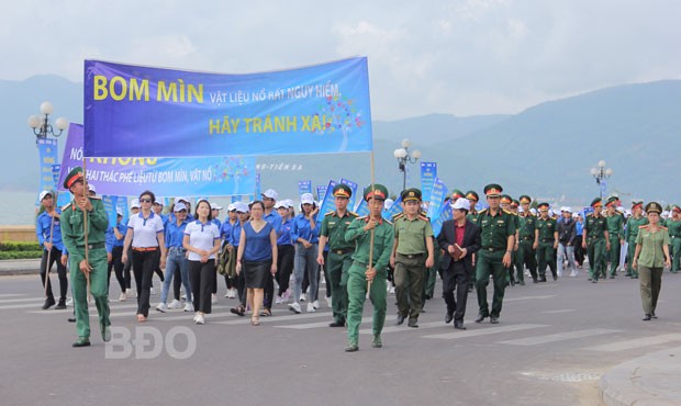 平定省歸仁市舉行的“安全區”紀念集會和遊行一瞥。（圖源：BĐO）
