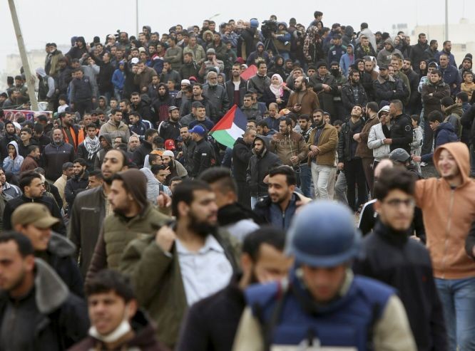 逾4萬名巴勒斯坦人3月31日在加沙邊境示威。（圖源：AP）