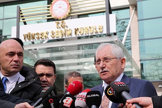 4月1日，土耳其安卡拉，土耳其最高選舉委員會主席居文（Sadi Guven）對媒體講話。（圖源：Getty Images）
