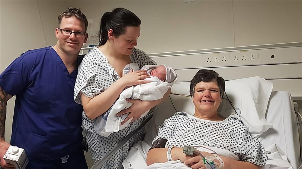 邁爾斯(右一)今年1月16日成功誕下自己的“孫女”埃薇。（圖源：Wales New Service）