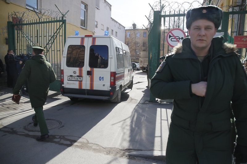 當一輛救護車開進聖彼德堡莫扎伊斯克軍事學院時，士兵守衛著一個入口。（圖源：AP）