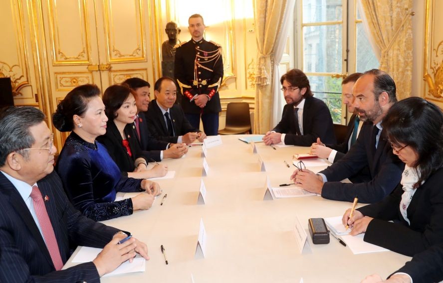 法國總理愛德華‧菲利普(右二)與國會主席阮氏金銀(左二)會談。（圖源：越通社）