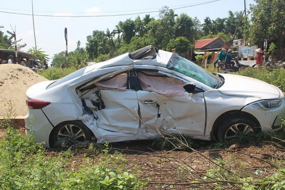 轎車遭貨運列車直撞拋出鐵軌旁，嚴重損壞變形，車上3人被困在車內受重傷。（圖源：心安）