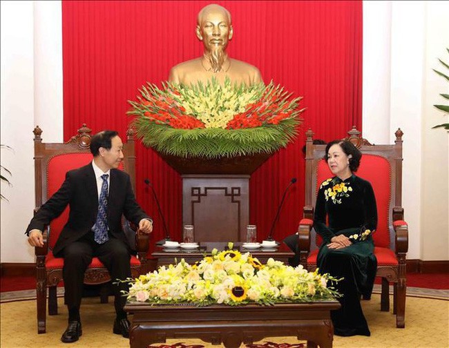 中央民運部長張氏梅（右）接見宋慶齡基金會主席王家瑞。（圖源：越通社）