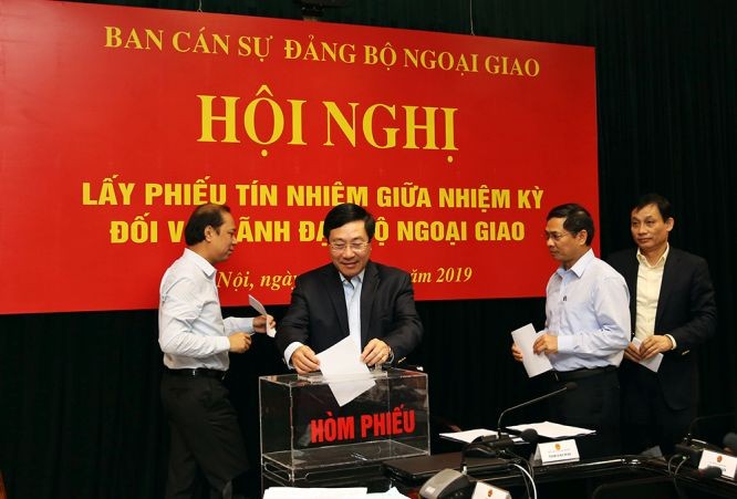 外交部長范平明（左二）投信任票。（圖源：VGP）