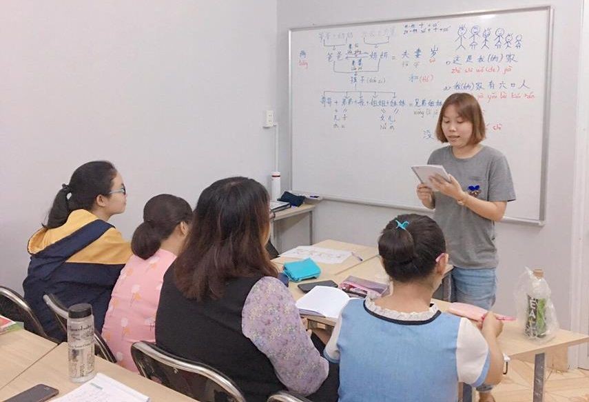鴻龐SHZ分校的學生正在上課。