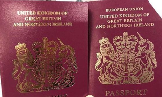 英國新版護照（左圖）移除歐盟字樣。（圖源：互聯網）