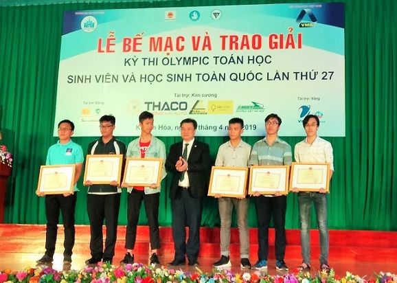 教育與培訓部副部長阮友渡（中）向6名出色大學生頒發獎狀。（圖源：KD）