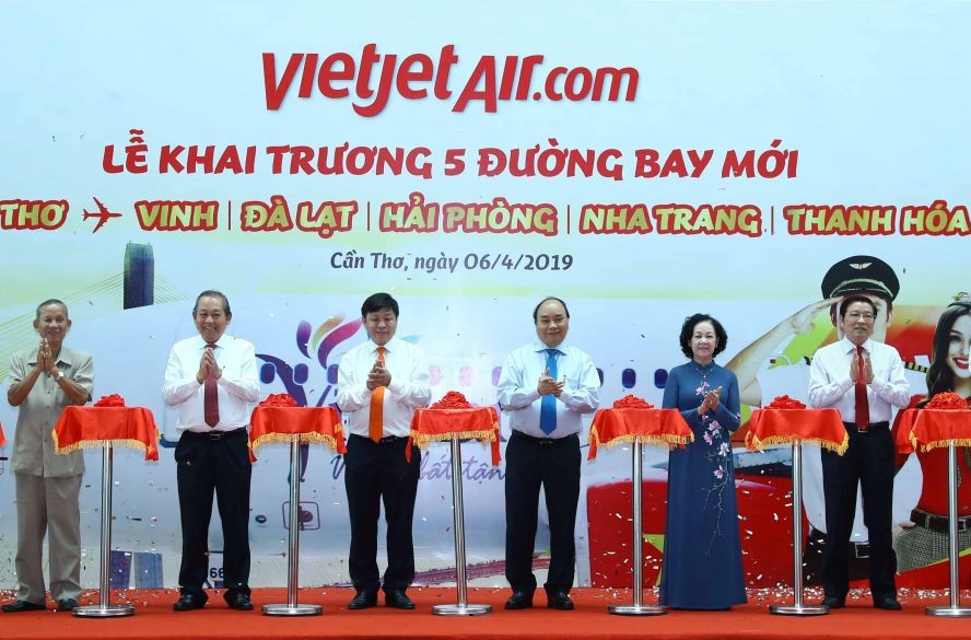 政府總理阮春福（右三）出席越捷航空公司(VietJet)在芹苴市國際航空港舉行的5條新航線開通儀式。（圖源：越通社）