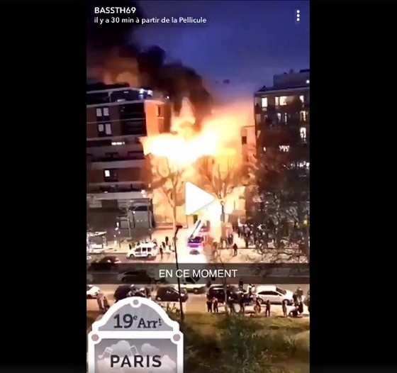 當地時間4月6日晚10時左右，法國巴黎19區的一幢8層居民樓突發大火，並引發爆炸。（圖源：視頻截圖）