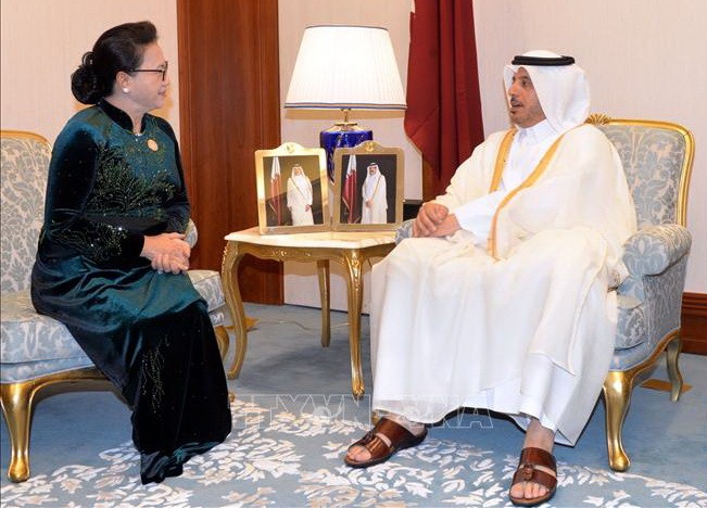 國會主席阮氏金銀（左）會見卡塔爾總理。（圖源：越通社）