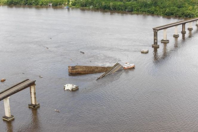 當日凌晨1時左右，一艘滿載貨物的船隻在河中與大橋的一根柱子發生碰撞，導致大橋部分坍塌，坍塌的橋體約長200米。（圖源：互聯網）