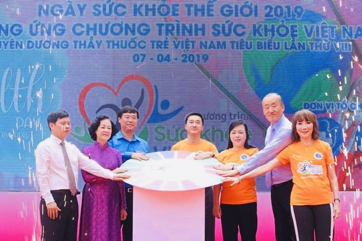 中央民運部長張氏梅（左二）與代表們按鈕啟動“2019年世界保健日”和響應越南保健計劃。（圖源：寶英）