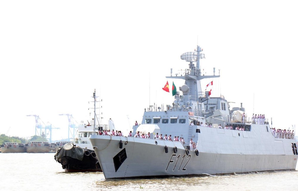 孟加拉“普羅托伊”(BNS PROTTOY)護衛艦駛進西貢港準備停靠。（圖源：越通社）